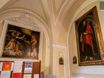 Sul lato destro invece si trovano il seicentesco quadro raffigurante San Paolo e uno con l�Annunciazione, entrambi provenienti dal vicino monastero di San Pietro 